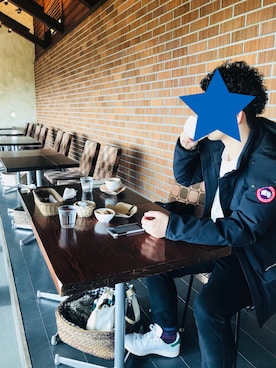 「カフェ」｜「アイテム（ダウンジャケット/コート）」を使った、mtさん（メンズ・170cm）の冬コーディネート