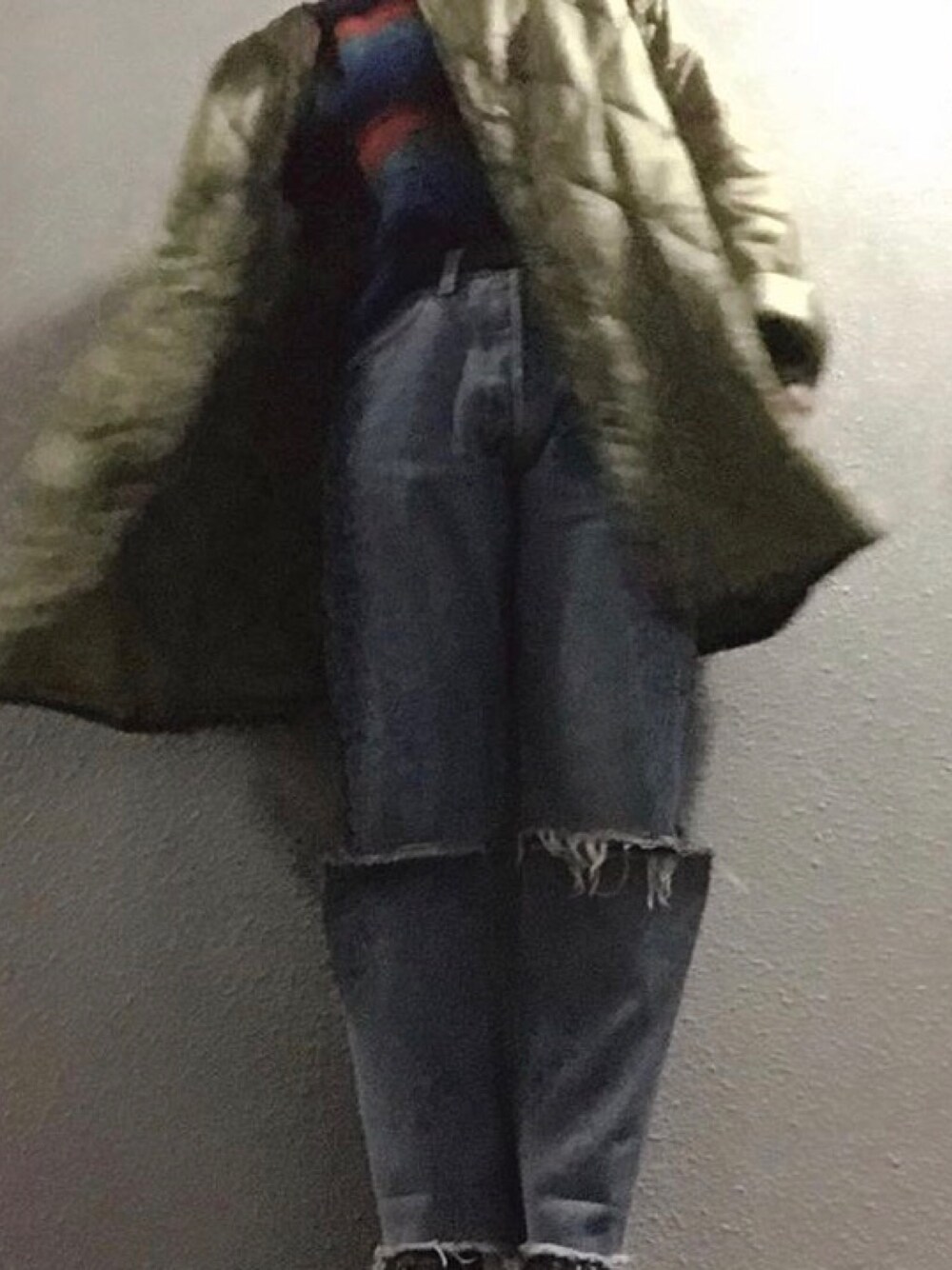 「パンツスタイル、ダメージデニム、古着、古着女子、ミリタリー、セーター、vintage」｜「VINTAGEのアイテム（デニムパンツ、ブルー系）」を使った、chihiさん（レディース・163cm）の冬コーディネートの1枚目の写真