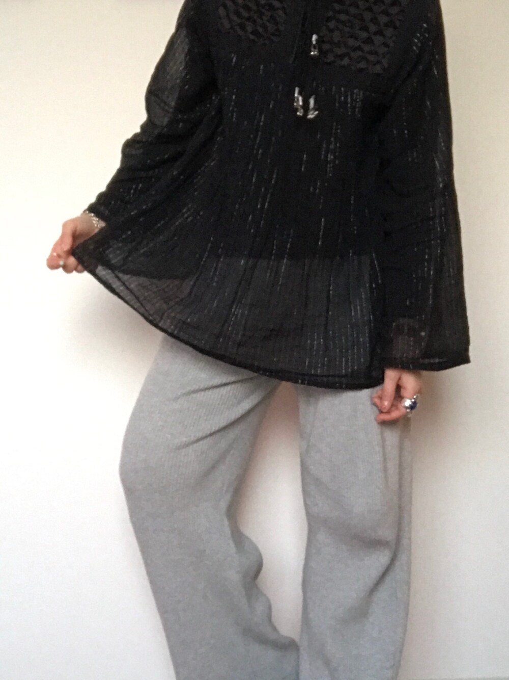 「vintage、ギリシャ、ニットパンツ、古着、古着コーデ、休日スタイル、大人古着」｜「VINTAGEのアイテム（シャツ/ブラウス、ブラック系）」を使った、chihiさん（レディース・163cm）の冬コーディネートの1枚目の写真