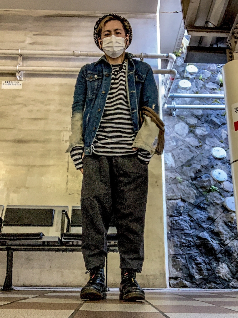 ブルー系のデニムジャケット、ブラック系のTシャツ/カットソー、ブラック系のハットを着用したメンズの春コーディネートの1枚目の写真