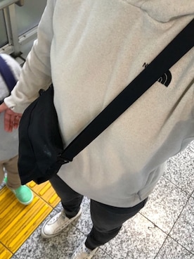 「ベージュ×ブラック」｜「アイテム（スリッポン）」を使った、HaruKanaさん（レディース・160cm）の秋コーディネート