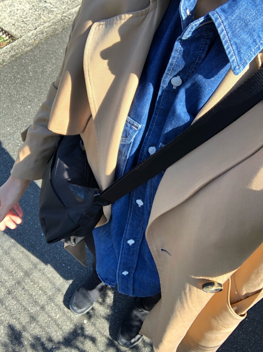 「デニムシャツ、トレンチコート、トミーヒルフィガー、BEAMS、UNIQLO、THE NORTH FACE、カジュアル、ママコーデ、秋冬コーデ」｜「B:MING by BEAMSのLee × B:MING by BEAMS / 別注 ルーズフィット シャツ 19SS（シャツ/ブラウス、ブルー系）」を使った、HaruKanaさん（レディース・160cm）の秋コーディネートの1枚目の写真