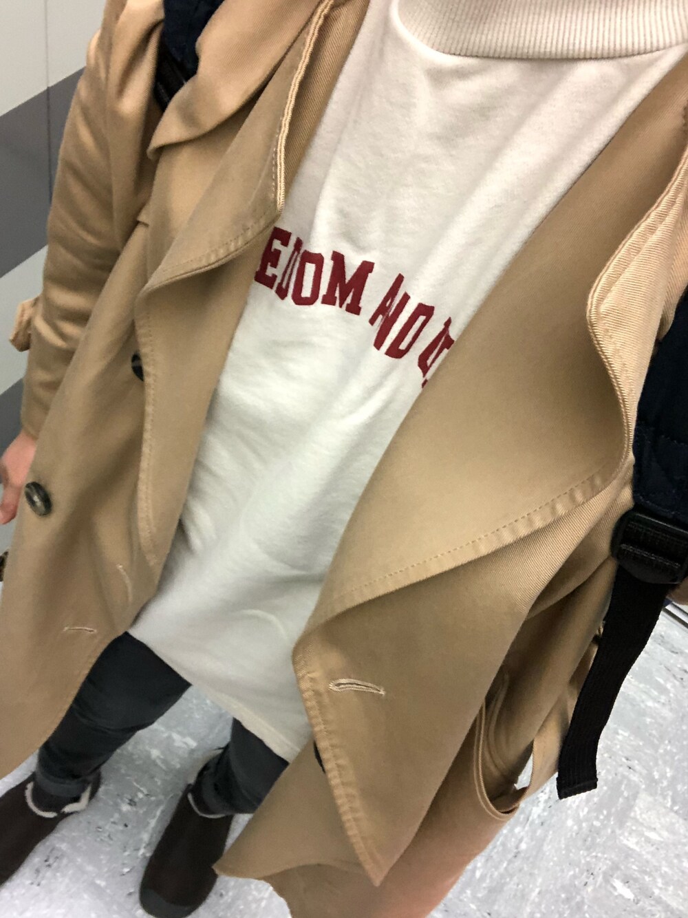 「秋のコーデ、トレンチコート、TOMMY HILFIGER、ニコアンド、keen、スリッポン、デニム、ママコーデ、カフェオレコーデ」｜「TOMMY HILFIGERのオーバーサイズトレンチ（トレンチコート、ベージュ系）」を使った、HaruKanaさん（レディース・160cm）の秋コーディネートの1枚目の写真