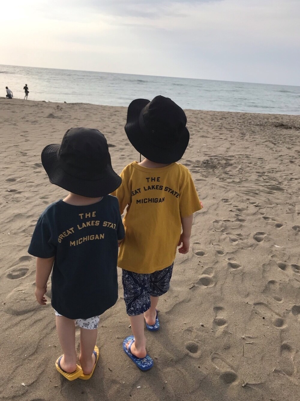 「キッズファッション、男の子コーデ、リンクコーデ、兄弟、夏、海、ビーチサンダル」｜「F.O.KIDSのアイテム（Tシャツ/カットソー、イエロー系）」を使った、ぽん‪‪☺︎‬さん（キッズ・100cm）の夏コーディネートの1枚目の写真