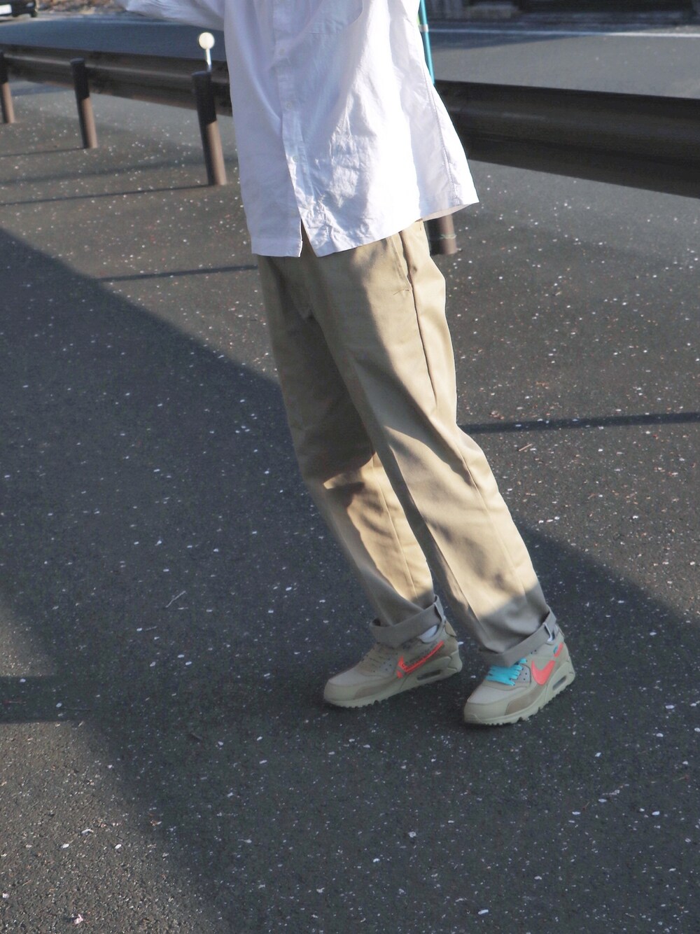 「春、シンプル、ストリートMIX、NIKE、スニーカー、ワークパンツ、かわいい、バンドカラーシャツ」｜「DickiesのDickies/ディッキーズ 874 ワークパンツ ワイドチノパンツ（チノパンツ、ベージュ系）」を使った、t'mさん（メンズ・183cm）の春コーディネートの1枚目の写真