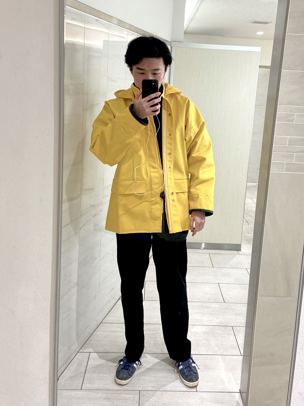 「あけましておめでとうございます！、新年一発目、おしゃれさんと繋がりたい、carhartt、レインコート、ストリートMIX、VINTAGE、adidas、冬のコーデ、yellow」｜「Carharttのアイテム（その他アウター、イエロー系）」を使った、Kaichiさん（メンズ・178cm）の冬コーディネートの1枚目の写真