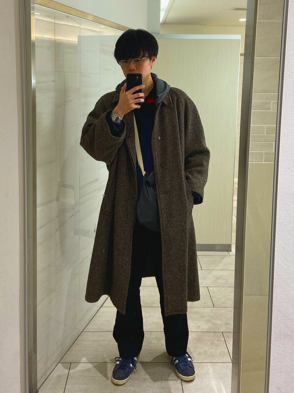「KENZO、ENGINEERED GARMENTS、varde77、adidas、vintage、オーバーコート、腕時計、フリース、BRU NA BOINNE、サコッシュ」｜「matsudaのアイテム（メガネ、グレー系）」を使った、Kaichiさん（メンズ・178cm）の冬コーディネートの1枚目の写真