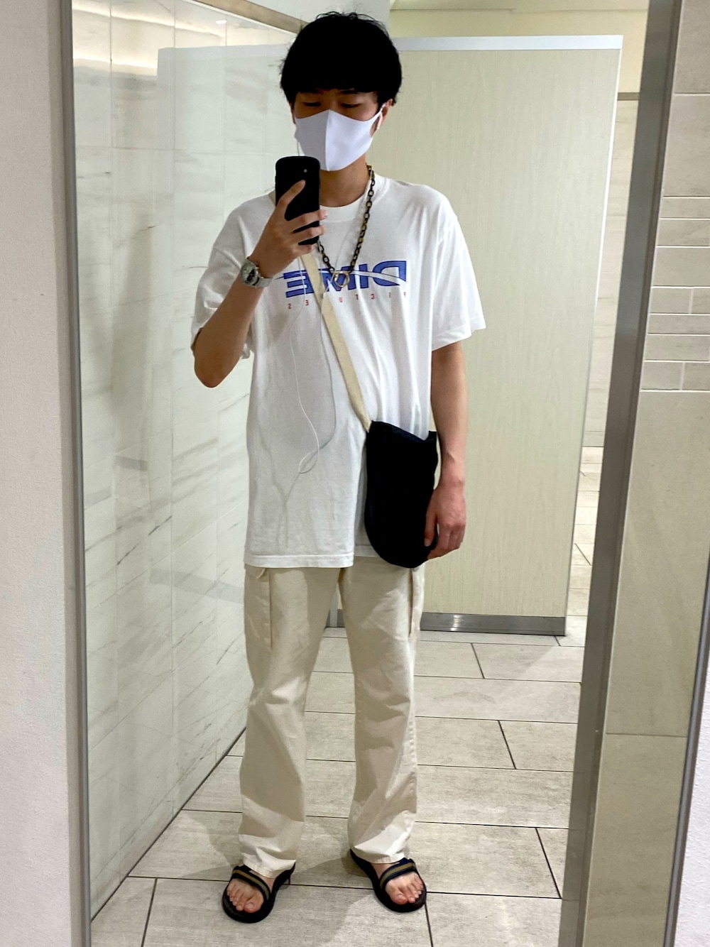 「オーバーサイズ、夏、HELMUT LANG、Dime、ENGINEERED GARMENTS、GRAMICCI、サンダル、グラスコード、サコッシュ、ホワイトコーデ」｜「DIMEのアイテム（Tシャツ/カットソー、ホワイト系）」を使った、Kaichiさん（メンズ・178cm）の夏コーディネートの1枚目の写真