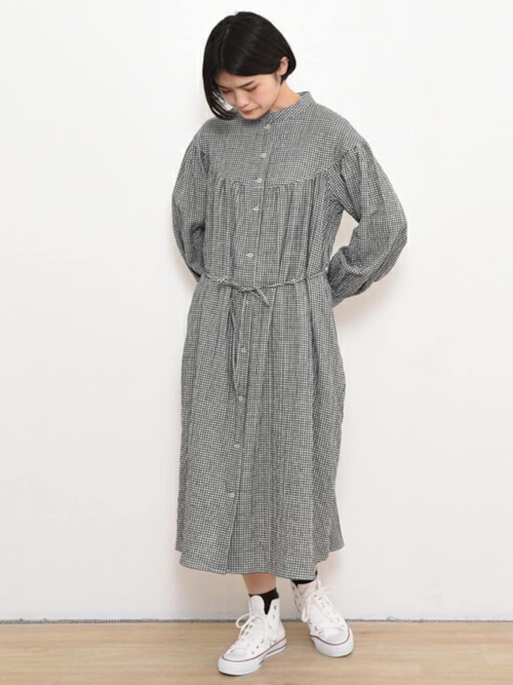 ブラック系のワンピースを着用したレディースの冬コーディネートの1枚目の写真