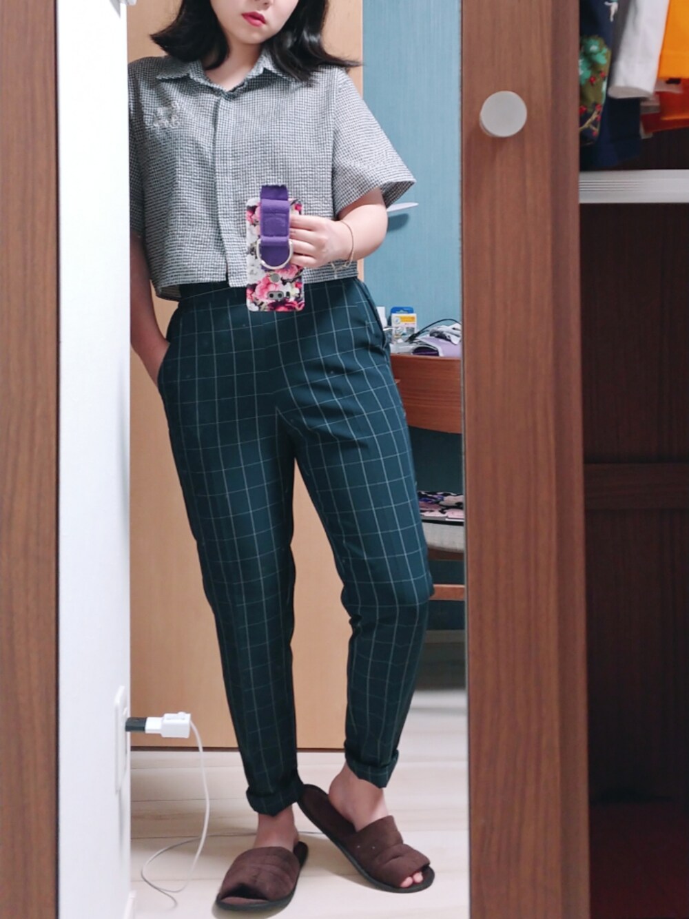 「クロップドトップス、チェックシャツ、シャツスタイル、チェックパンツ、スラックス、カジュアルコーデ、ootd、ハイウエスト、オトナカジュアル、夏コーデ」｜「A landのアイテム（シャツ/ブラウス、ブラック系）」を使った、JONONGさん（レディース・155cm）の夏コーディネートの1枚目の写真