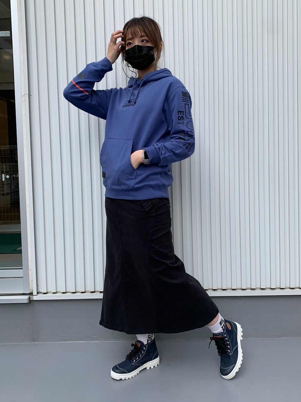 「スカート、カジュアル、AVIREX、冬コーデ、オーバーサイズ、シンプルコーデ、ゆるコーデ、ラクチンコーデ、AVIREXBelle、年末WEAR感謝祭」｜「AVIREXのヴァーシティ プルオーバーパーカー/ VARSITY PULLOVER PARKA（パーカー、ブルー系）」を使った、nさん（レディース・167cm）の冬コーディネートの1枚目の写真