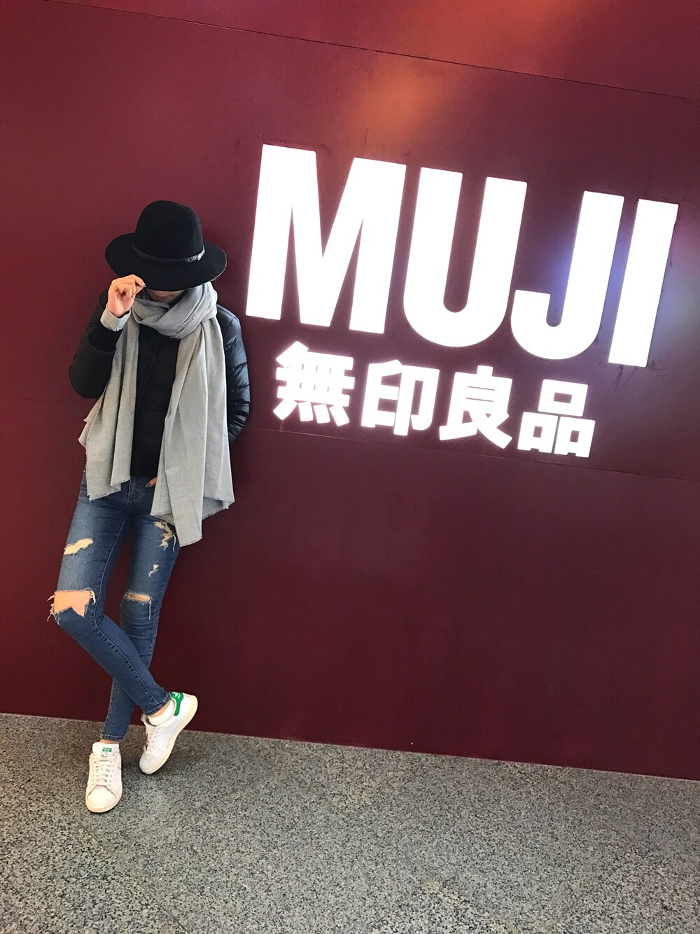 「adidas Originalsのアイテム（シューズ、ホワイト系）」を使った、yuさん（レディース・170cm）の冬コーディネートの1枚目の写真
