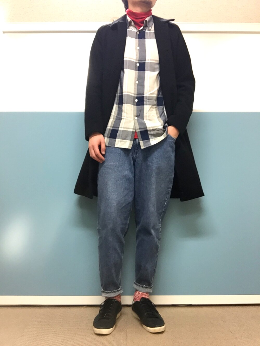ブルー系のデニムパンツ、ホワイト系のシャツ/ブラウス、レッド系のTシャツ/カットソーを着用したメンズの冬コーディネートの1枚目の写真