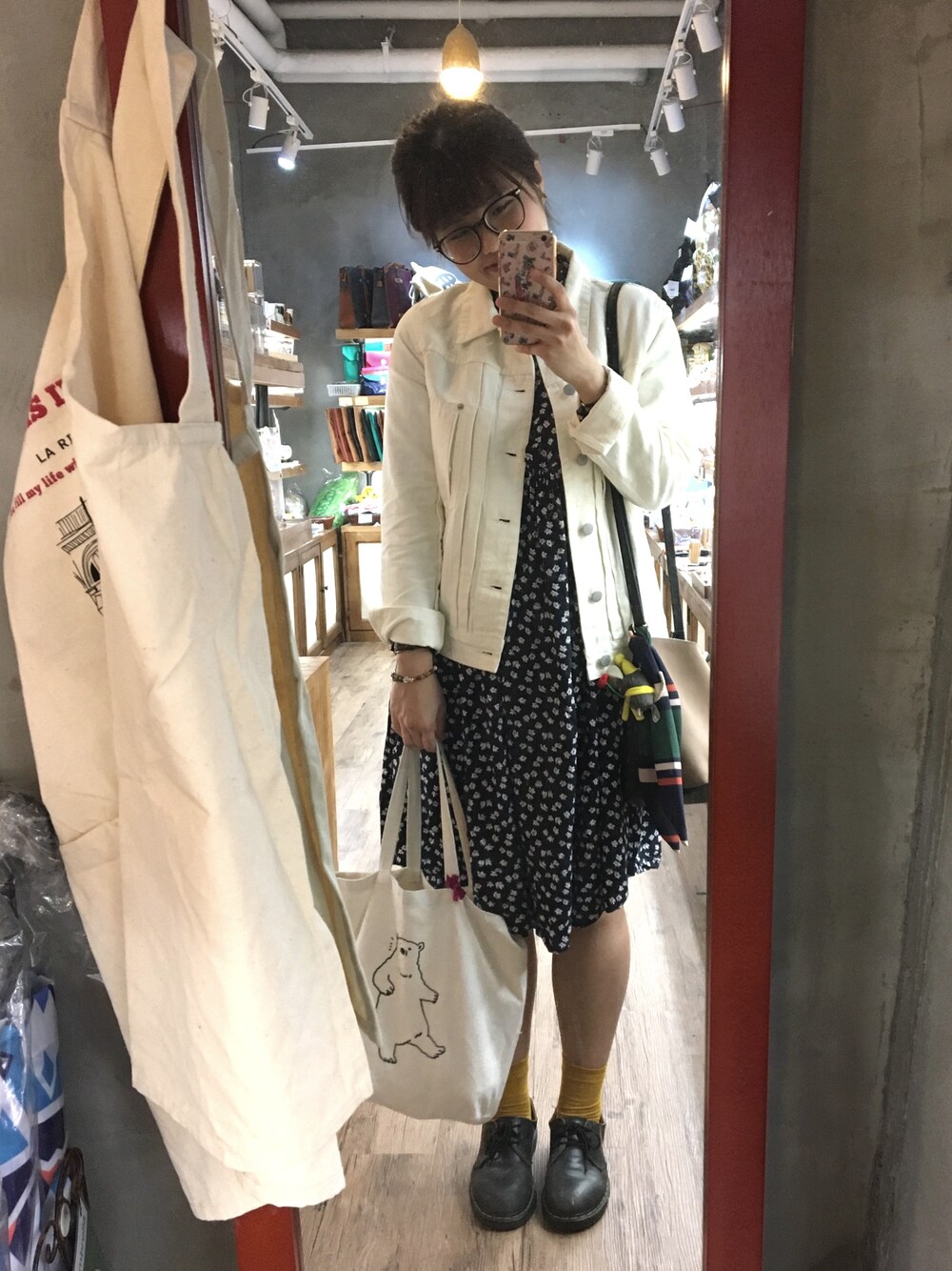 「Dr. Martensのアイテム（その他シューズ、ブラック系）」を使った、Elmoさん（レディース・157cm）の春コーディネートの1枚目の写真