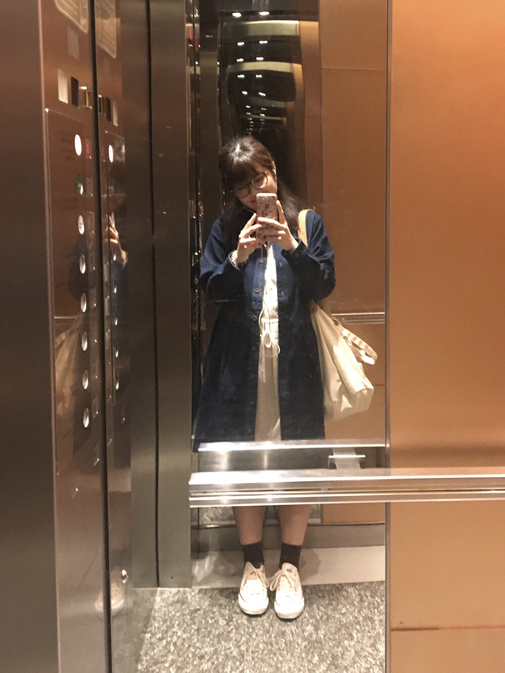 「ootd、休日スタイル、上班」｜「CONVERSEのアイテム（スニーカー、ベージュ系）」を使った、Elmoさん（レディース・157cm）の春コーディネートの1枚目の写真