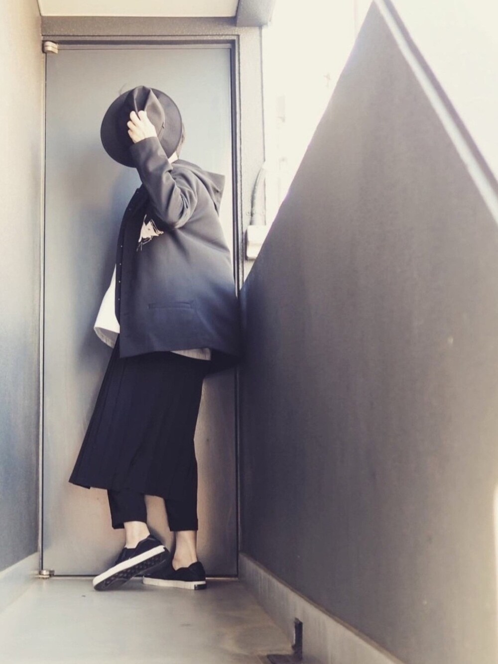 「春コーデ、モード、モノトーンコーデ、セットアップ、お洒落さんとつながりたい、ベスト、シンプルコーデ」｜「Yohji Yamamoto POUR HOMMEの2002ss Replica / 2（テーラードジャケット、ブラック系）」を使った、form3benkenobiさん（メンズ・180cm）の冬コーディネートの1枚目の写真