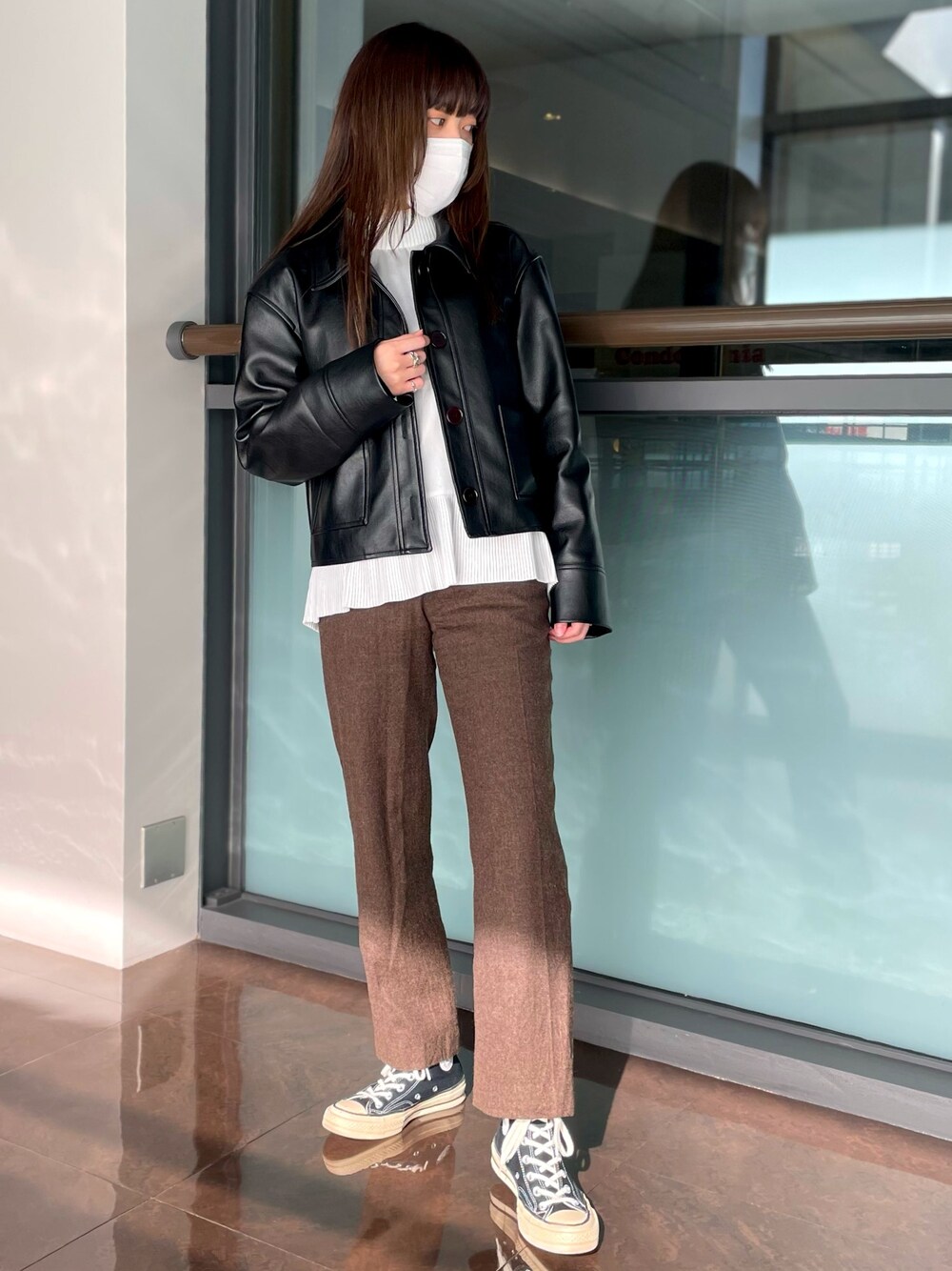 「大人かわいい、低身長コーデ、きれいめカジュアル、adidas、converse、Cody Sanderson、ライダースジャケット、プチプラコーデ、スニーカーコーデ、メンズライク」｜「VINTAGEのアイテム（スラックス、ブラウン系）」を使った、Nanamiさん（レディース・157cm）の冬コーディネートの1枚目の写真