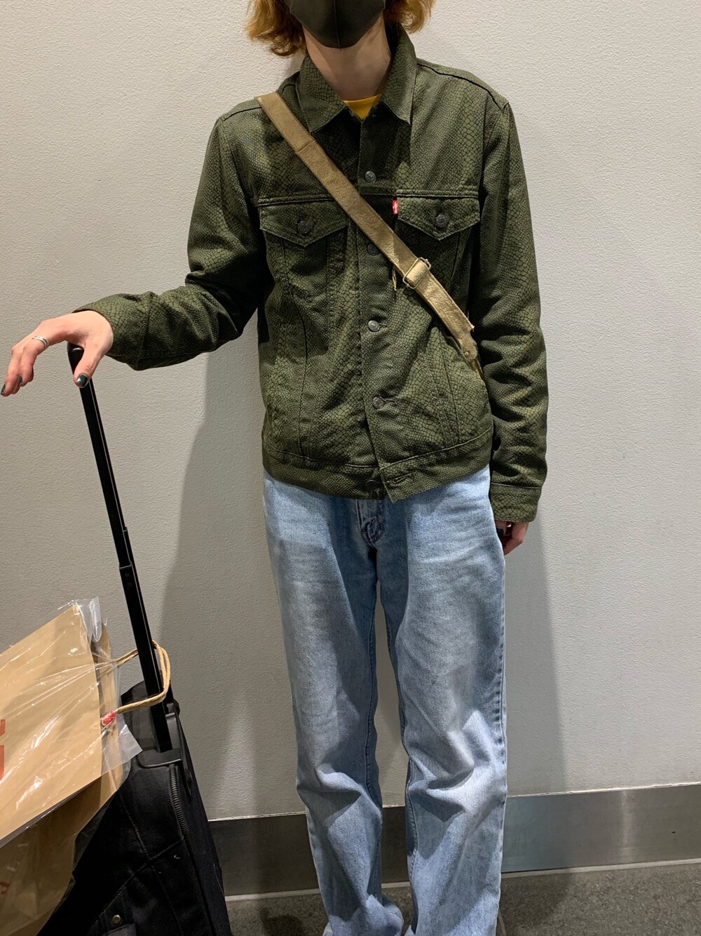 グリーン系のデニムジャケット、ブルー系のデニムパンツを着用したメンズの春コーディネートの1枚目の写真