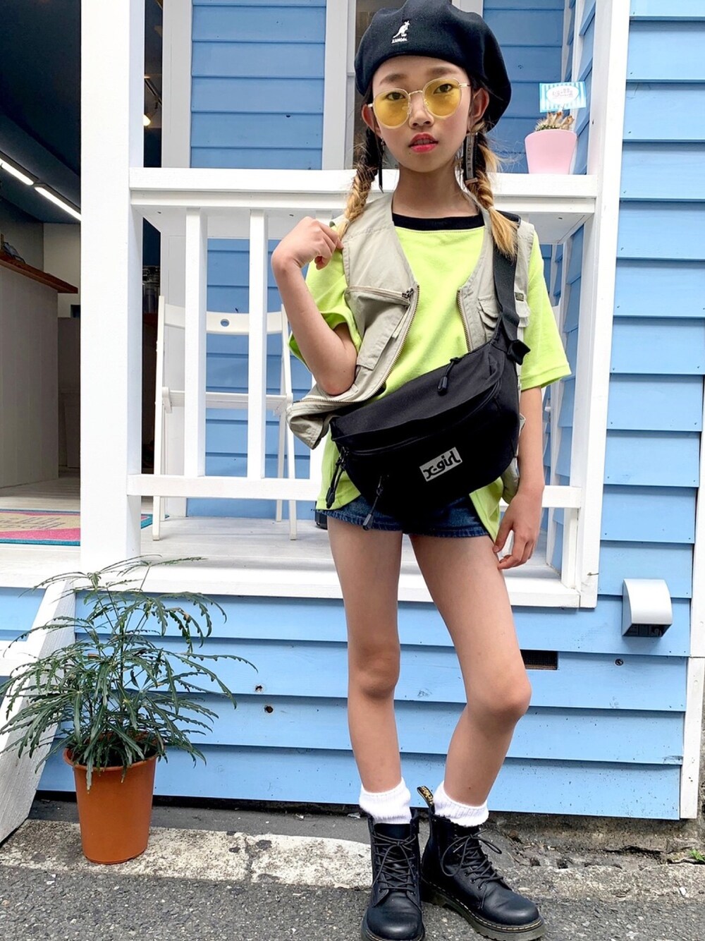 「夏だ！Tシャツ着よう！、キッズコーデ、カジュアルコーデ、休日スタイル、おんなのこ、デニムパンツ、xgirl、黄色、無地T、Tシャツ」｜「X-girlのXGBS SOLID TEE（Tシャツ/カットソー、グリーン系）」を使った、ゆちゃぴ♡さん（キッズ・130cm）の夏コーディネートの1枚目の写真