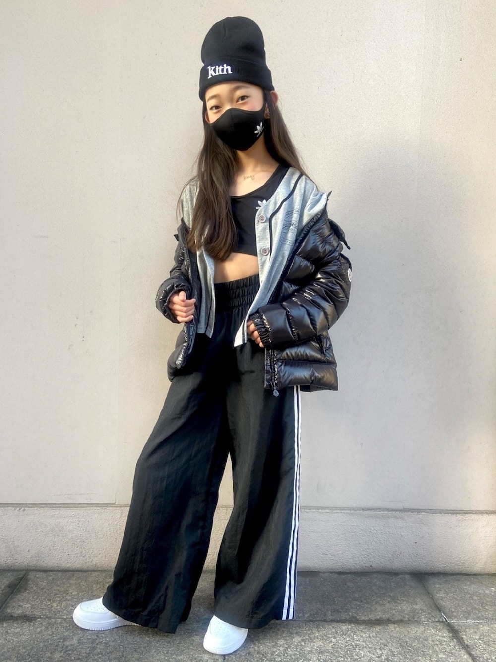 「キッズコーデ、オールブラック、カジュアル、女の子コーデ、ブラック、カジュアルコーデ、ラインパンツ、ダンス、マスク、adidas originals」｜「KITHのアイテム（ニットキャップ/ビーニー、ブラック系）」を使った、ゆちゃぴ♡さん（キッズ・149cm）の春コーディネートの1枚目の写真