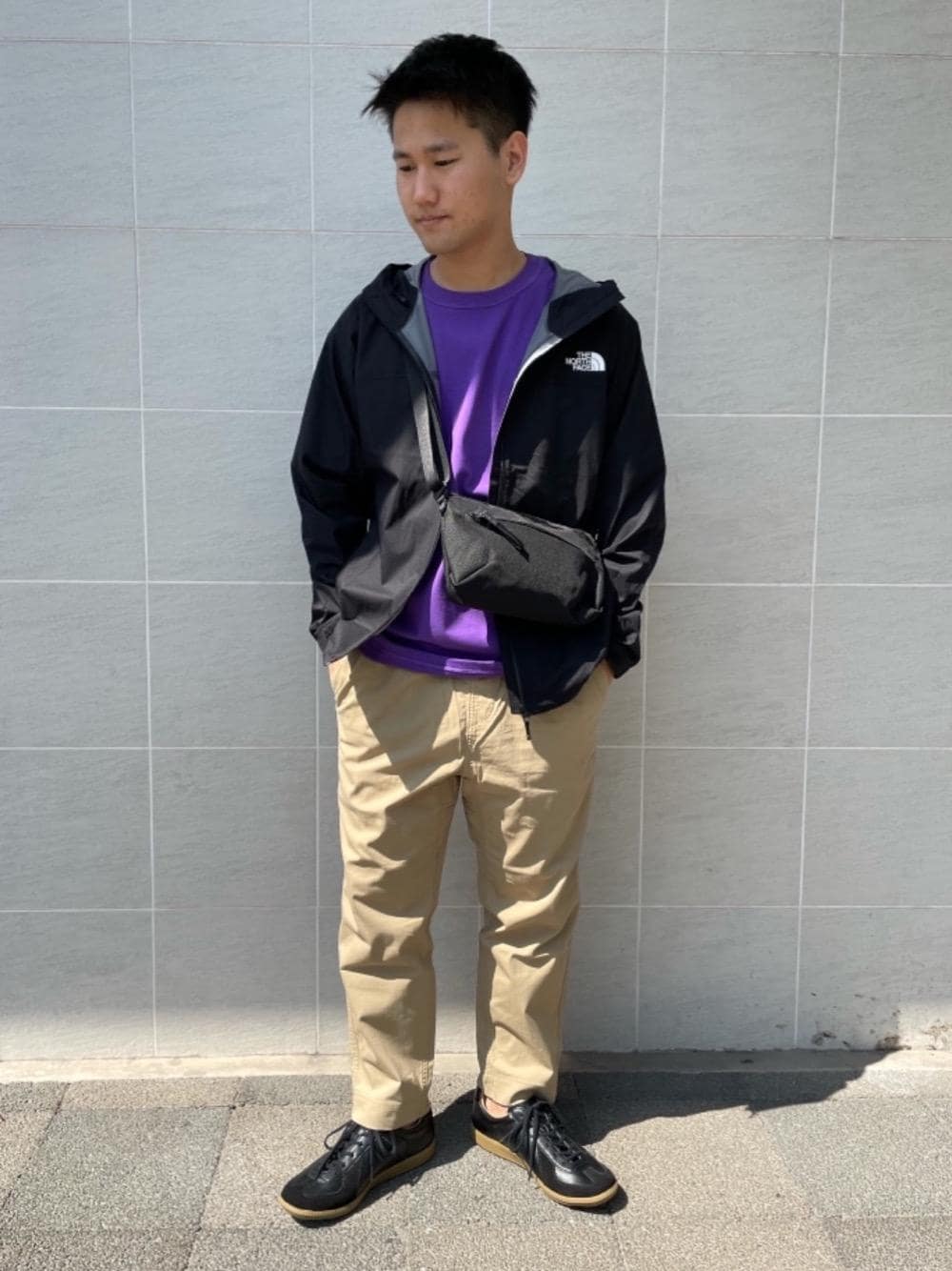 「ジャーマントレーナー、ベンチャージャケット、イージーパンツスタイル、under165、THE NORTH FACEスタイル、GLR/ lab、the north face、Casual」｜「THE NORTH FACEの［ザ・ノースフェイス］SC THE NORTH FACE ELECTRA トートバッグ S / ショルダーバッグ（ショルダーバッグ、ブラック系）」を使った、北村さん（メンズ・164cm）の春コーディネートの1枚目の写真