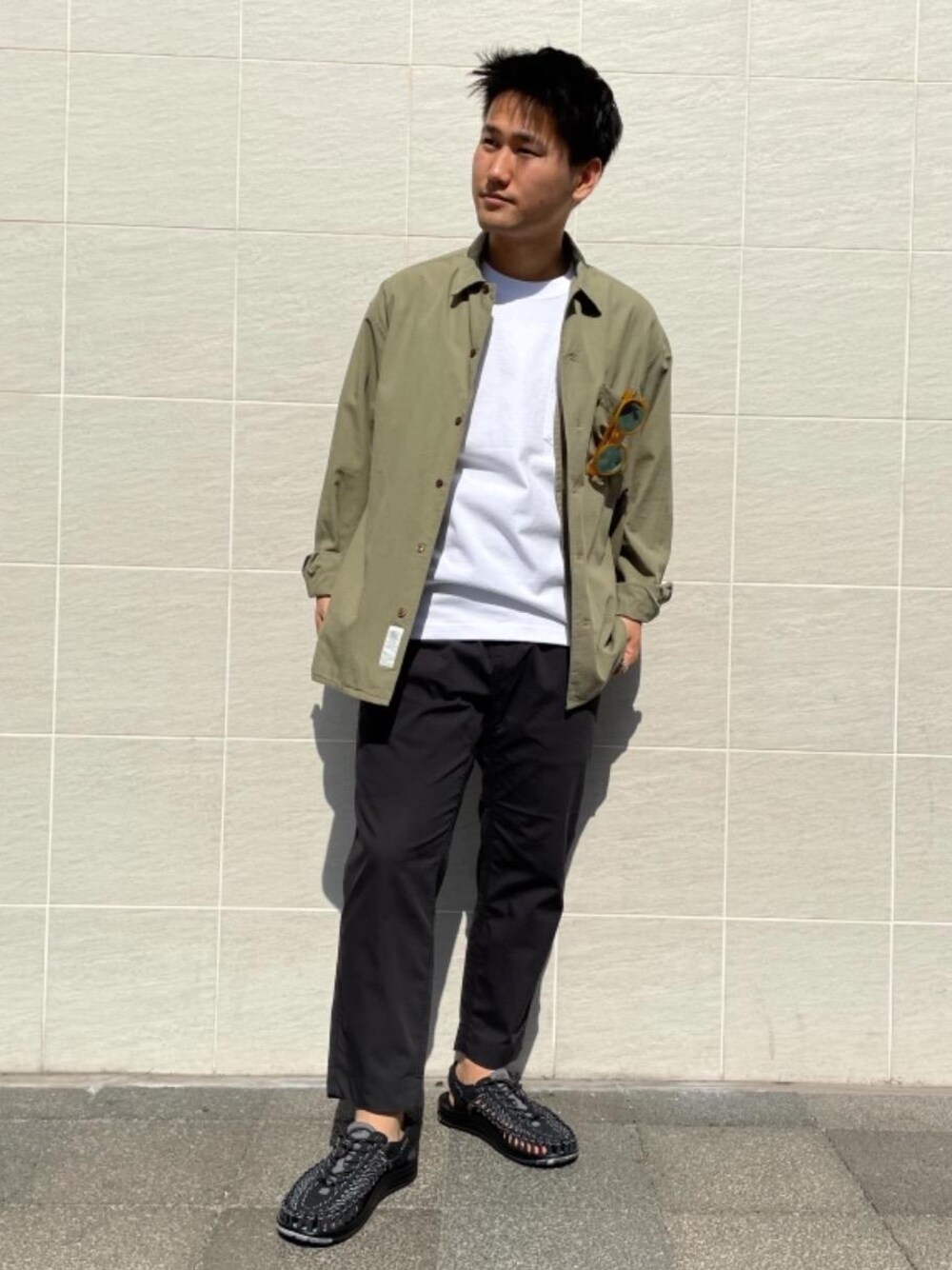 「スニーカー、パンツ、シューズ、keen、CHUMS、Tシャツ/カットソー、GLR別注スタイル、under165、GLR/ lab、グダー」｜「CHUMSの別注 [ チャムス ] CHUMS GLR ロゴ ポケット Tシャツ ポケT カットソー（Tシャツ/カットソー、ホワイト系）」を使った、北村さん（メンズ・164cm）の春コーディネートの1枚目の写真
