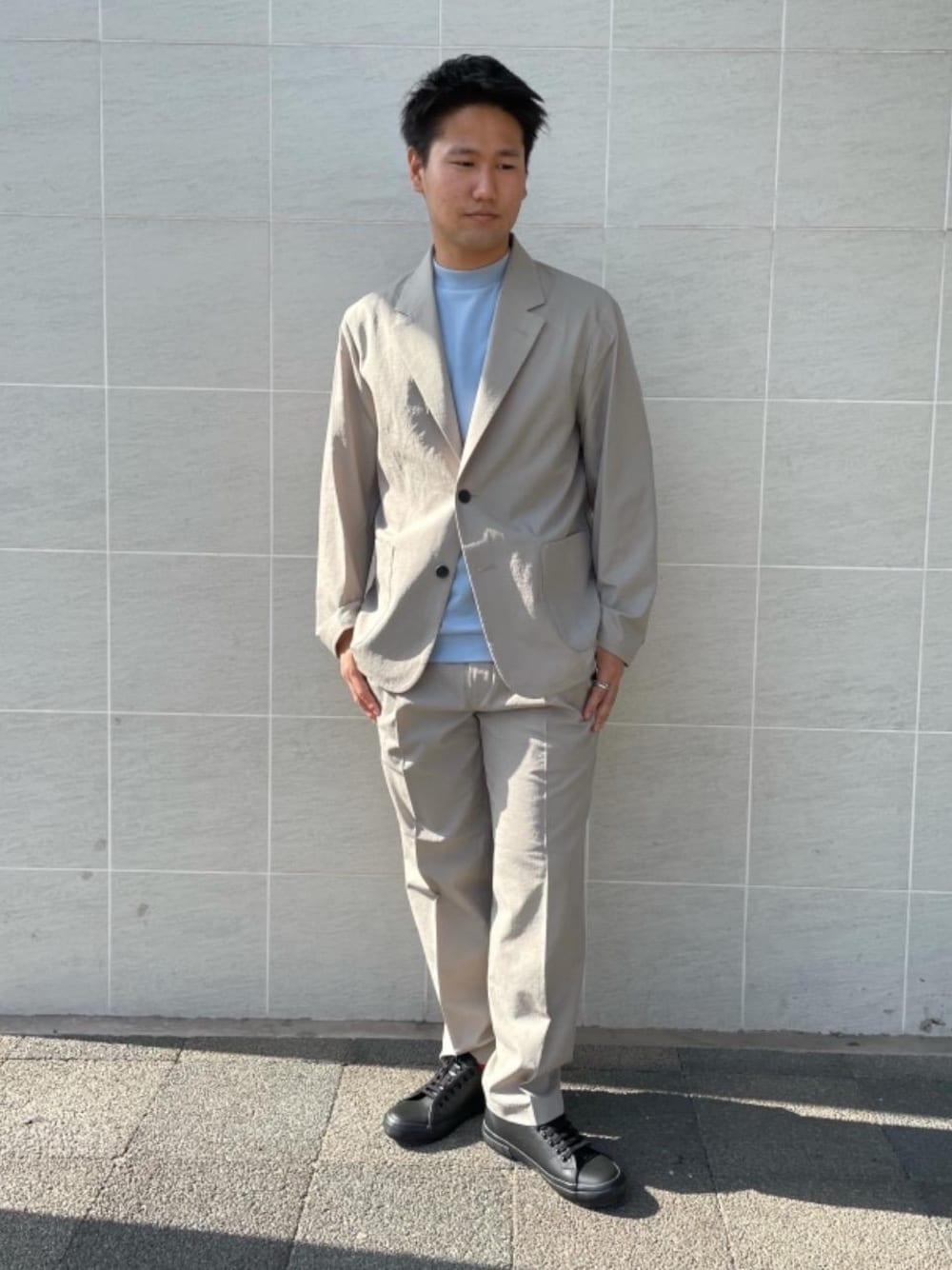 「ジャケット、セットアップ、シューズ、スペルガ、Tシャツ/カットソー、GLR別注スタイル、遊び心のあるJacket Style、under165、ぱんつ、冷たいシリーズ」｜「SUPERGAの別注 [ スペルガ ] SUPERGA GLR 2750 MONO レザー スニーカー（スニーカー、ブラック系）」を使った、北村さん（メンズ・164cm）の春コーディネートの1枚目の写真