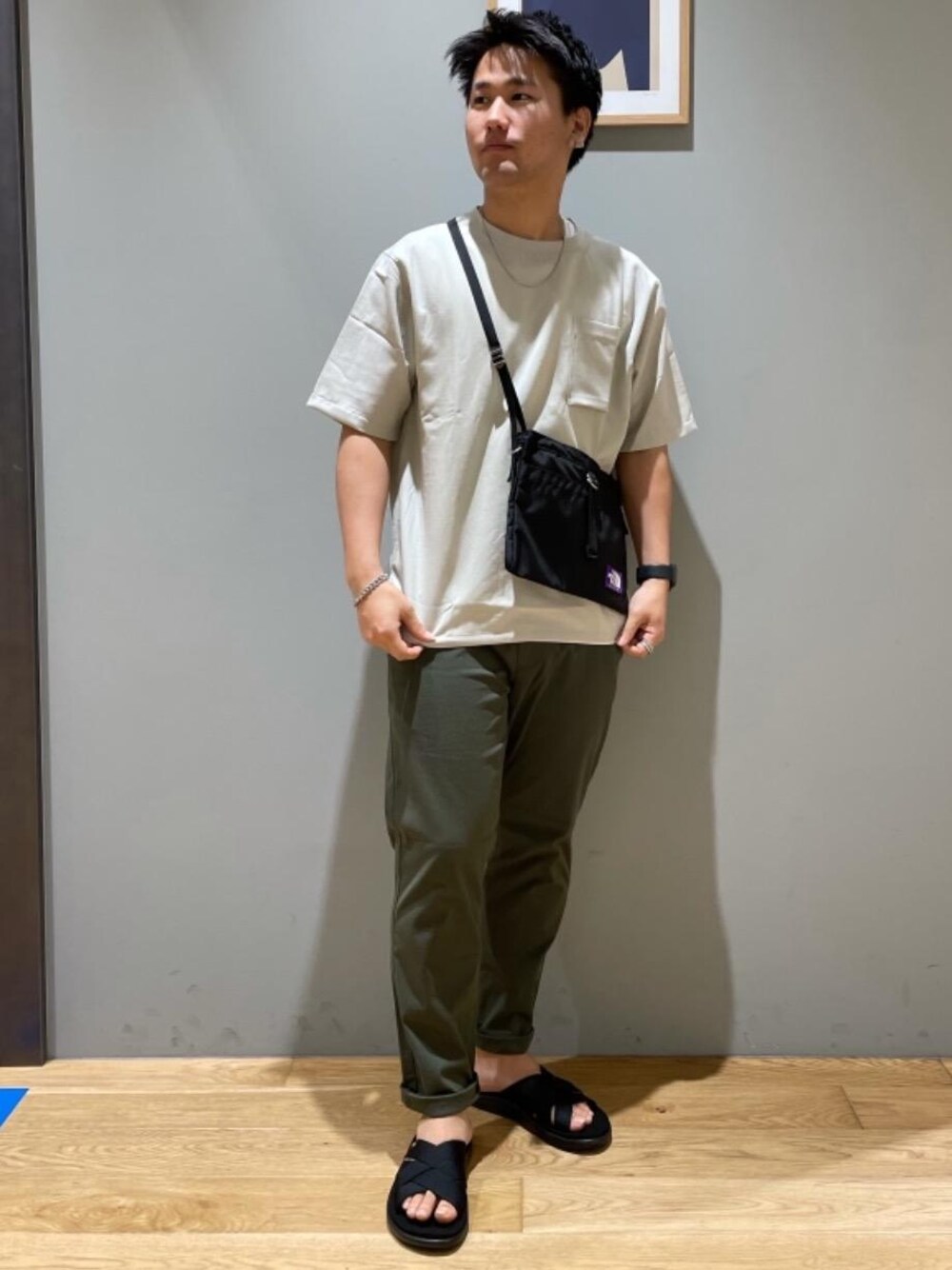 「シューズ、イージーパンツ、teva、Tシャツ/カットソー、under165、👟バッグ、ぱんつ、【全社タグに統合】CASUAL」｜「Tevaの[ テバ ] SC TEVA VOYA SLIDE サンダル（サンダル、ブラック系）」を使った、北村さん（メンズ・164cm）の春コーディネートの1枚目の写真