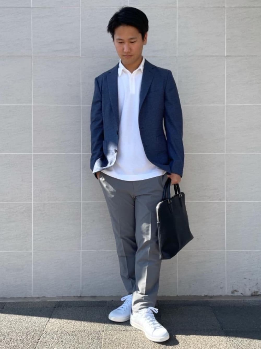 「スニーカー、ジャケット、イージーパンツ、ポロシャツ、スタンスミス、ビジネス、under165、ぱんつ、冷たいシリーズ、■WORK TRIP OUTFITS」｜「green label relaxingのスタンプ レザー スリム ブリーフ バッグ 型押し（ビジネスバッグ、ブラック系）」を使った、北村さん（メンズ・164cm）の春コーディネートの1枚目の写真