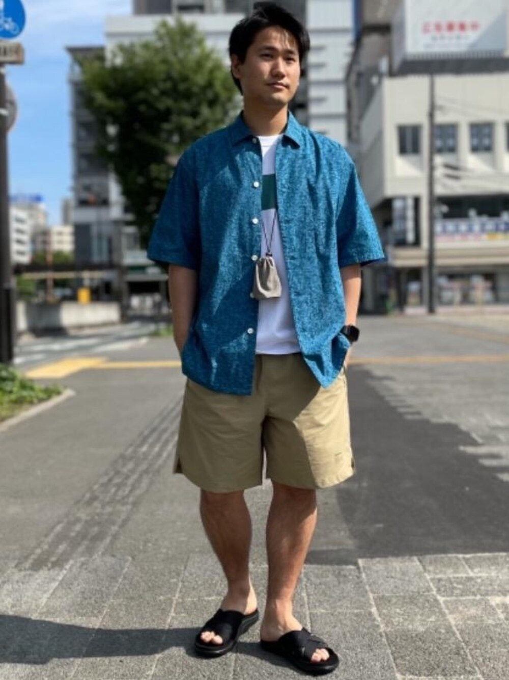 「ショートパンツ、リラックス、CHUMS、teva、スタンダードサプライ、シャツ/ブラウス、アウトドア/アスレジャー、さんだる、■DAIWA」｜「Tevaの[ テバ ] SC TEVA VOYA SLIDE サンダル（サンダル、ブラック系）」を使った、北村さん（メンズ・164cm）の春コーディネートの1枚目の写真