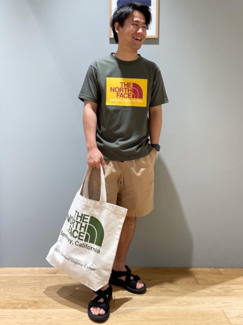 「トートバッグ、ショートパンツ、teva、Tシャツ/カットソー、under165、👟バッグ、■THE NORTH FACE、■GRAMICCI、さんだる」｜「Gramicciの[ グラミチ ] GRAMICCI ツイル G-SHORTS ショート パンツ（その他パンツ、ベージュ系）」を使った、北村さん（メンズ・164cm）の夏コーディネートの1枚目の写真