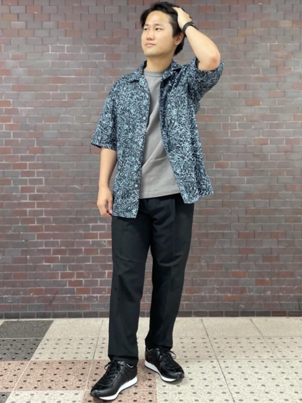 「スニーカー、ジャーマントレーナー、オープンカラーシャツ、シャツ/ブラウス、Tシャツ/カットソー、ミュルーズ、ぱんつ、☆イージーパンツ、☆柄シャツ」｜「GERMAN TRAINERの[ ジャーマントレーナー ] SC GERMAN TRAINER MARATHON スニーカー（スニーカー、ブラック系）」を使った、北村さん（メンズ・164cm）の夏コーディネートの1枚目の写真
