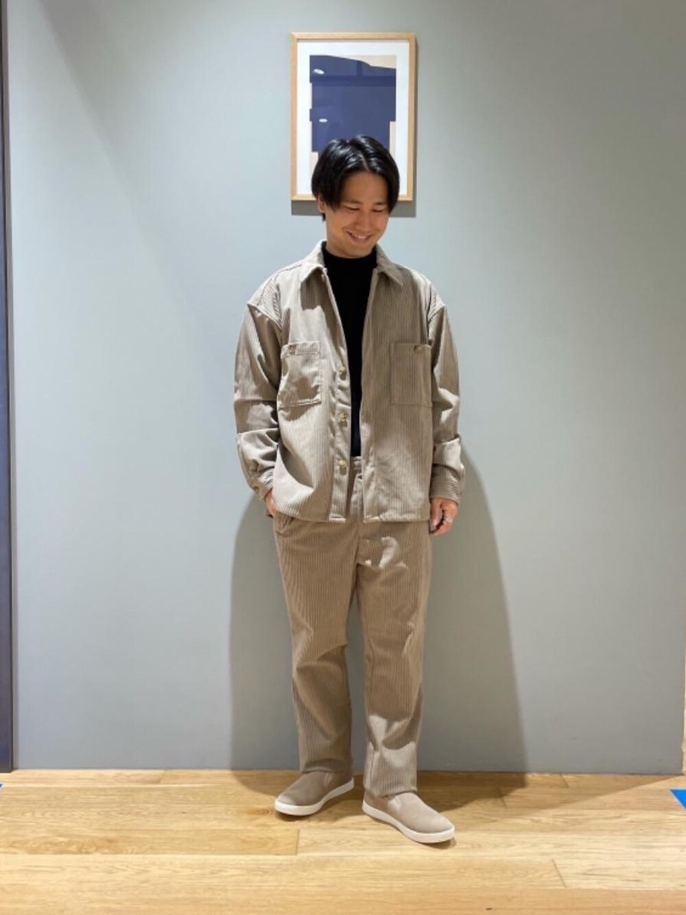 「セットアップ、シューズ、スリッポン、モックネック、Tシャツ/カットソー、under165、PLAY PANTS、ぱんつ、□Mお悩み別 / ふともも筋肉質」｜「green label relaxingのSC GLR スリッポン スニーカー V2（スリッポン、ベージュ系）」を使った、北村さん（メンズ・164cm）の秋コーディネートの1枚目の写真