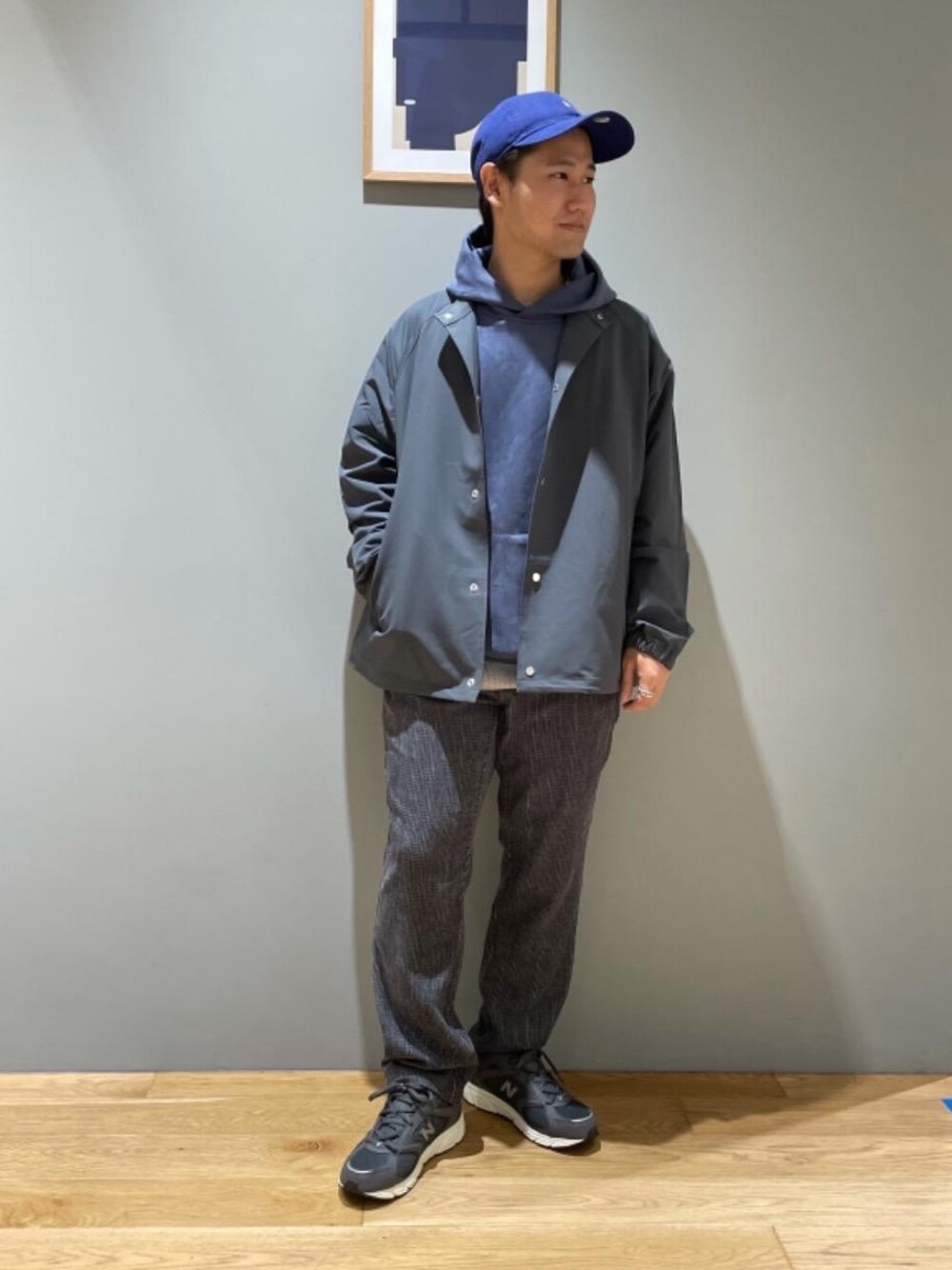 「ブルゾン、スニーカー、ニューバランス、スエードパーカー、under165、にゅーえら、PLAY PANTS、ハット/キャップ、ぱんつ、□Mお悩み別 / ふともも筋肉質」｜「NEW ERAの【別注】＜NEW ERA (ニューエラ)× green label relaxing＞ 920 マイクロ LA ロゴ キャップ †（キャップ、ブルー系）」を使った、北村さん（メンズ・164cm）の秋コーディネートの1枚目の写真