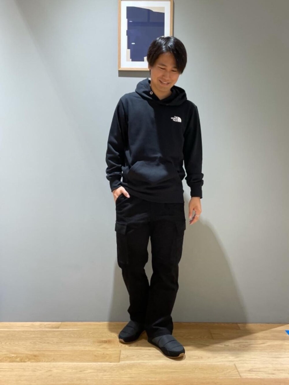 「パーカー、ストリート、シューズ、スポーティー、under165、ぱんつ、■THE NORTH FACE、Teva、■GUNG HO、□Mお悩み別 / ふともも筋肉質」｜「THE NORTH FACEの[ ザ ノースフェイス ] THE NORTH FACE バック スクエア ロゴ フーディー（パーカー、ブラック系）」を使った、北村さん（メンズ・164cm）の秋コーディネートの1枚目の写真