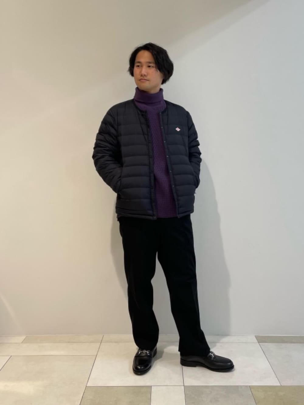 「タートルネック、ビットローファー、ライトダウン、danton、ぱんつ、■WORK TRIP OUTFITS、□Mお悩み別 / ふともも筋肉質、あうたー」｜「WORK TRIP OUTFITS GREEN LABEL RELAXINGの＜WORK TRIP OUTFITS GREEN LABEL RELAXING＞ビット フレンチ ローファー（ローファー、ブラック系）」を使った、北村さん（メンズ・164cm）の冬コーディネートの1枚目の写真