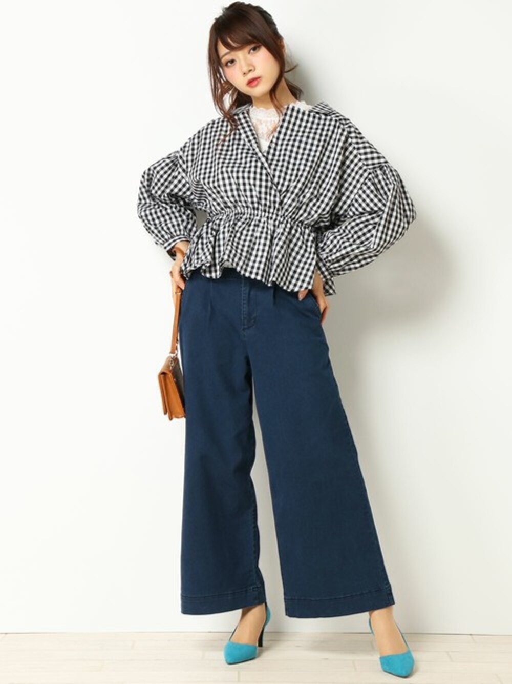 ブラック系のシャツ/ブラウス、ブルー系のデニムパンツ、ホワイト系のタンクトップを着用したレディースの春コーディネートの1枚目の写真