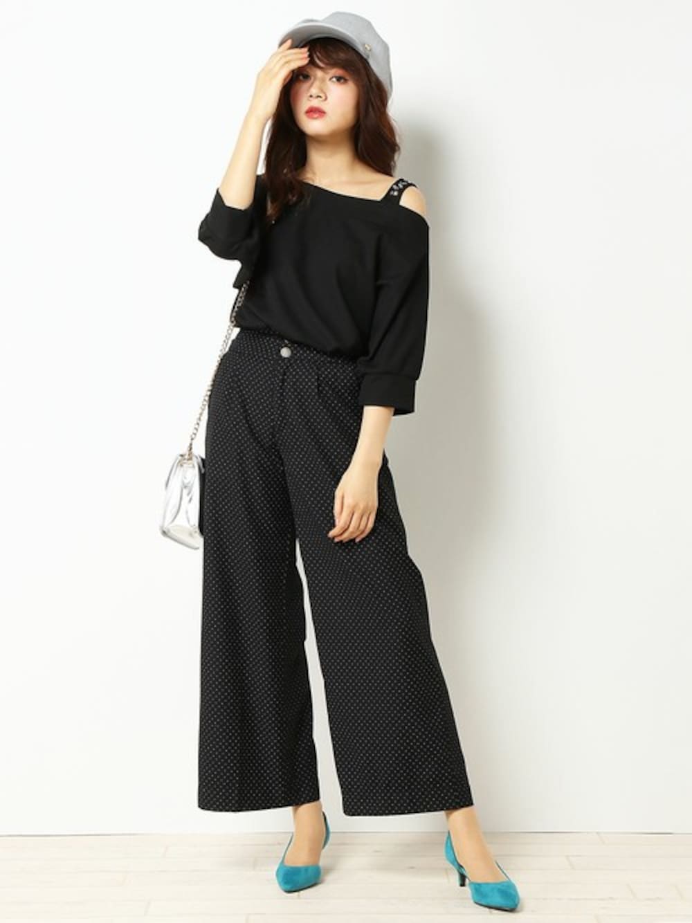 ブラック系のTシャツ/カットソー、ブラック系のその他パンツ、ブルー系のパンプスを着用したレディースの春コーディネートの1枚目の写真