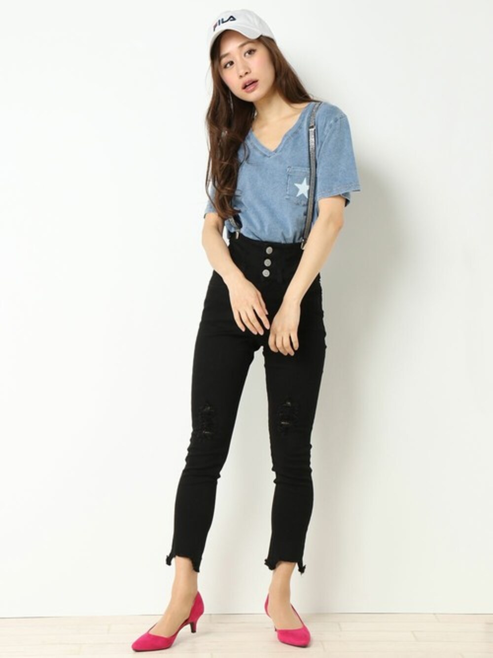 ブルー系のTシャツ/カットソー、ブラック系のその他パンツ、ピンク系のパンプスを着用したレディースの春コーディネートの1枚目の写真