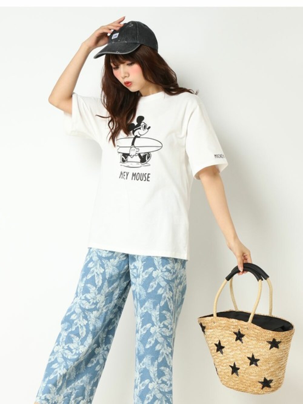 ホワイト系のTシャツ/カットソー、ブルー系のデニムパンツ、ブラック系のかごバッグを着用したレディースの春コーディネートの1枚目の写真
