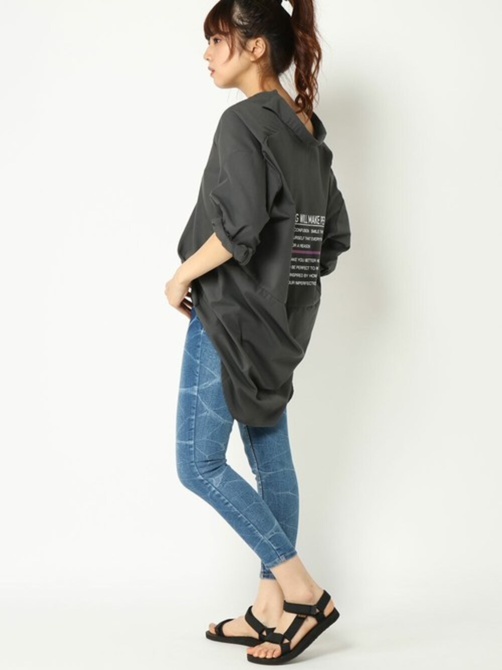 ブラック系のシャツ/ブラウス、ブルー系のデニムパンツを着用したレディースの夏コーディネートの1枚目の写真