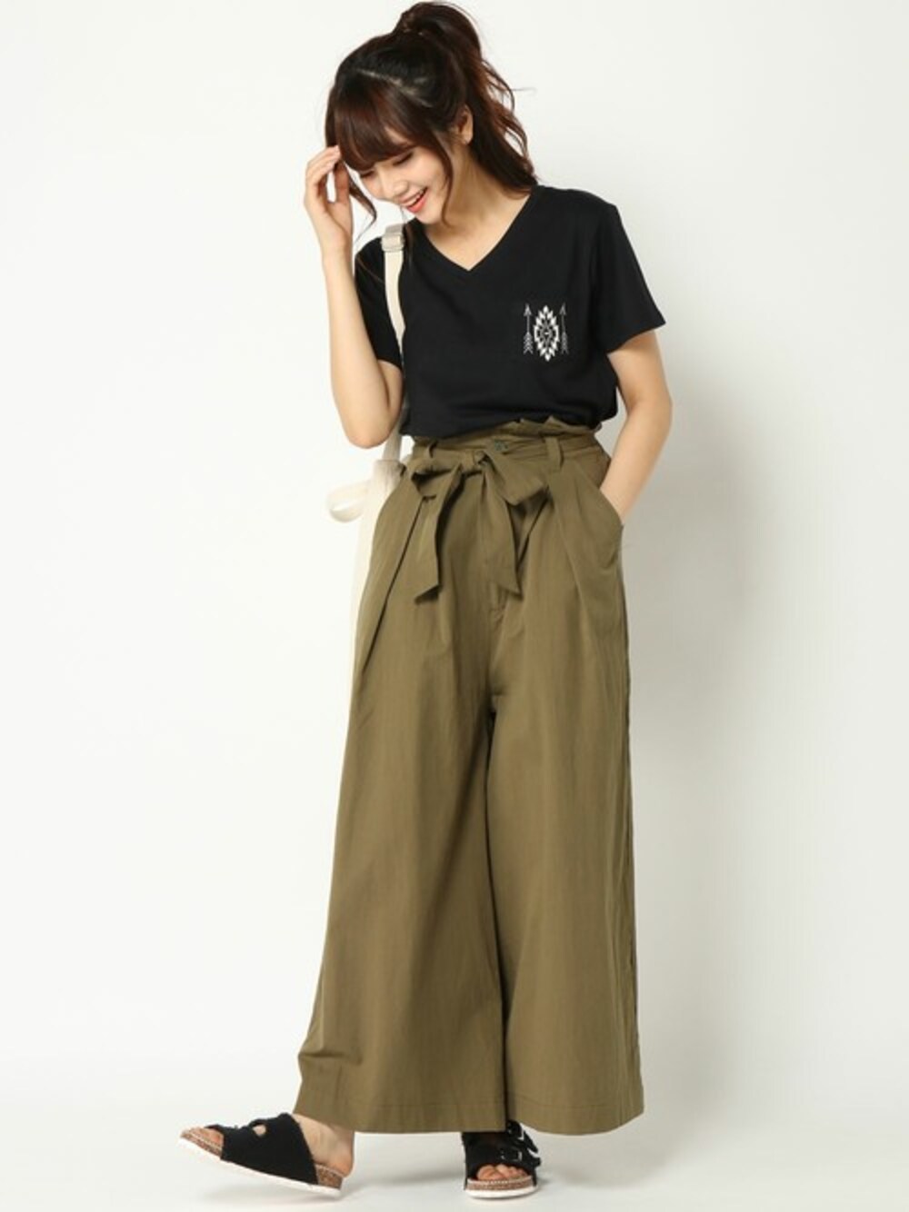 ブラック系のTシャツ/カットソー、グリーン系のその他パンツ、ブラック系のサンダルを着用したレディースの夏コーディネートの1枚目の写真