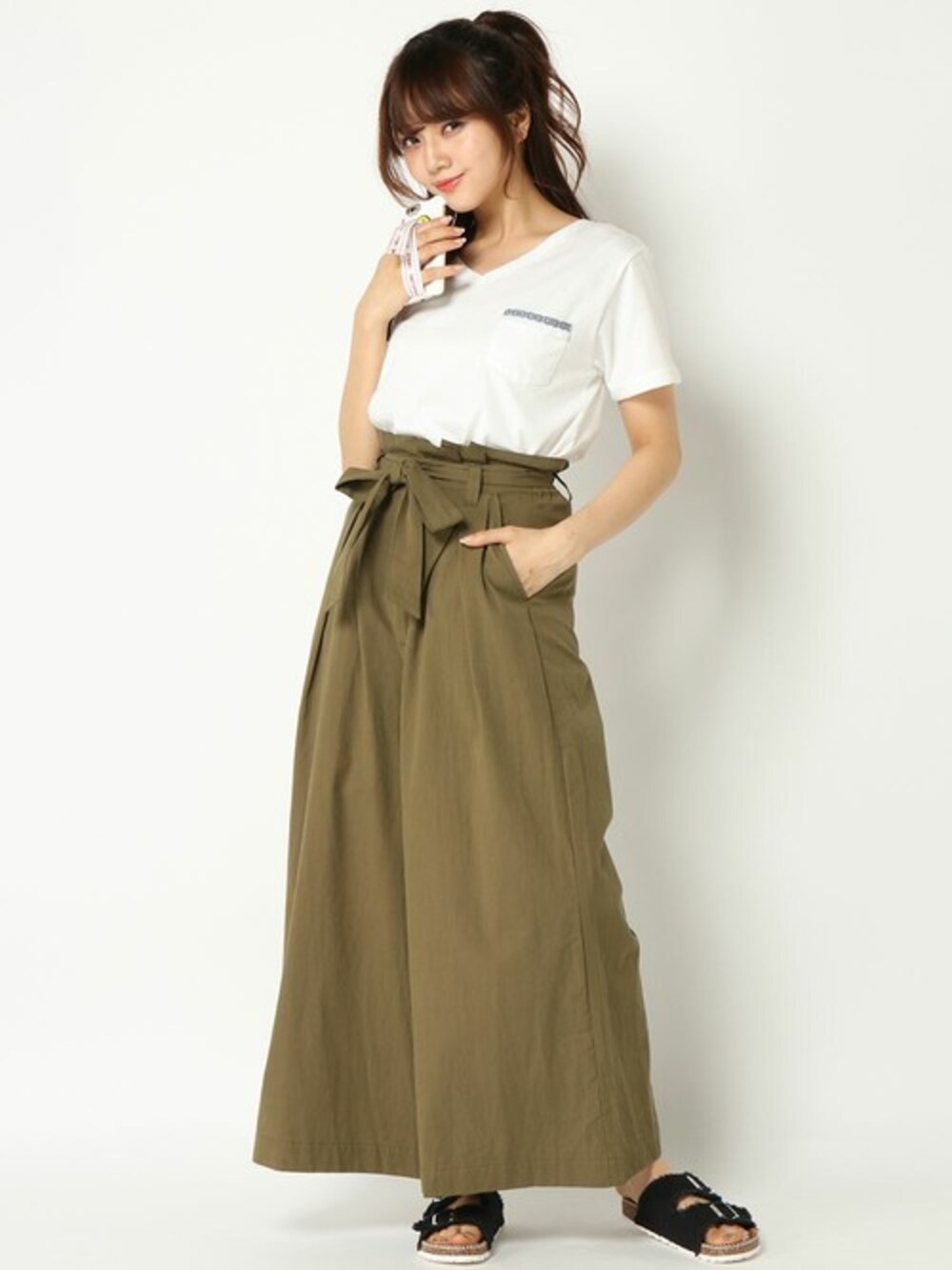 ホワイト系のTシャツ/カットソー、グリーン系のその他パンツ、ブラック系のサンダルを着用したレディースの夏コーディネートの1枚目の写真