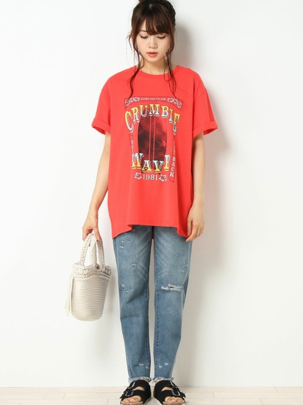 オレンジ系のTシャツ/カットソー、ブルー系のその他パンツ、ホワイト系のトートバッグを着用したレディースの夏コーディネートの1枚目の写真