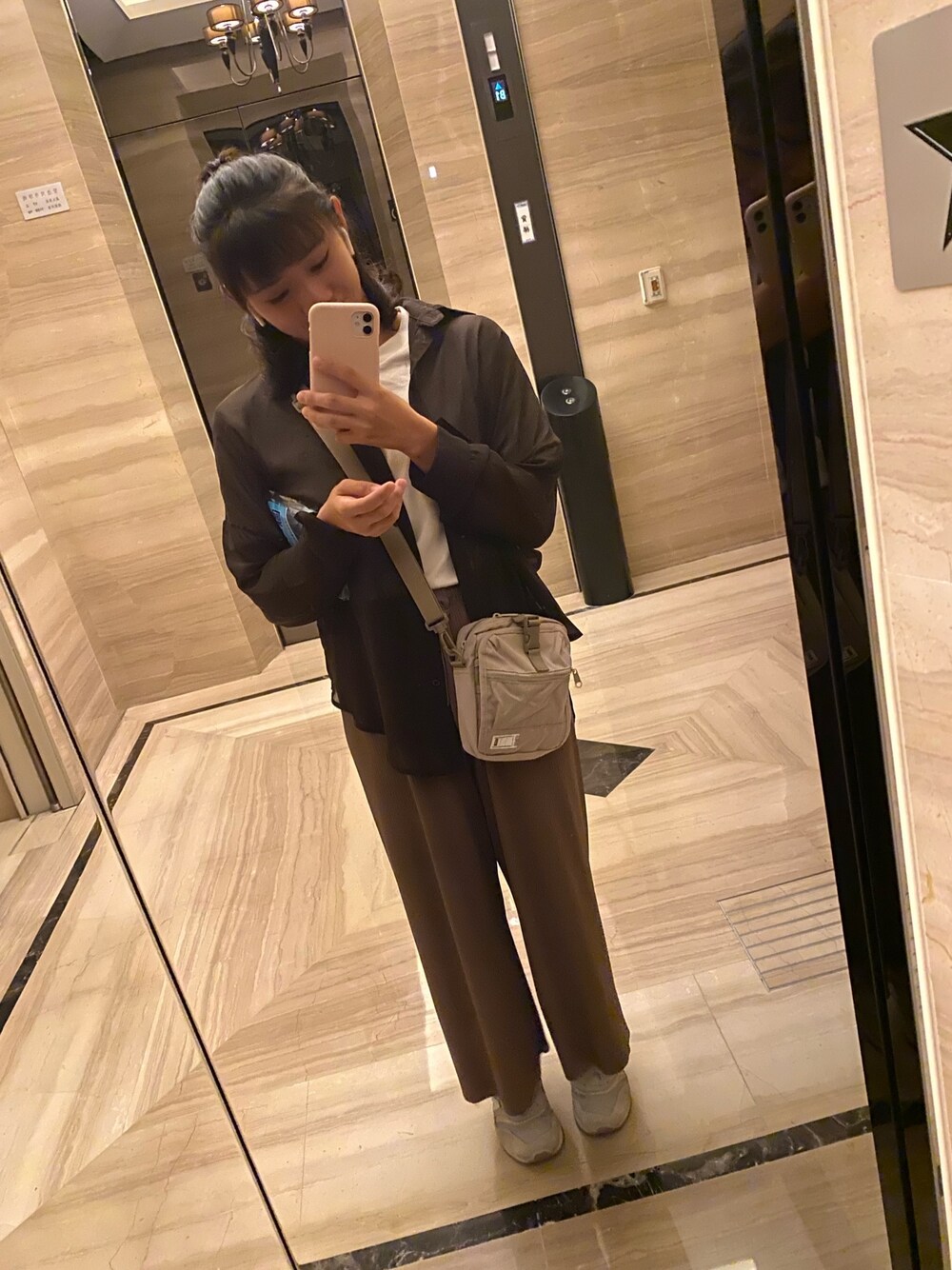 「ootd、休閒、大地色系 」｜「plain-meのアイテム（ショルダーバッグ、ベージュ系）」を使った、yuuuuuyanさん（レディース・158cm）の冬コーディネートの1枚目の写真