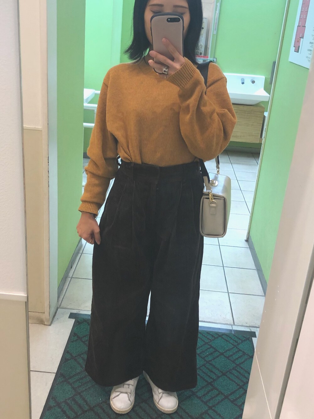 「秋のコーデ、スニーカーコーデ、プチプラコーデ、JEANASiS、GU、UNIQLO」｜「JEANASISのスクエアミニショルダー/779753（ショルダーバッグ、ホワイト系）」を使った、rnさん（レディース・153cm）の秋コーディネートの1枚目の写真