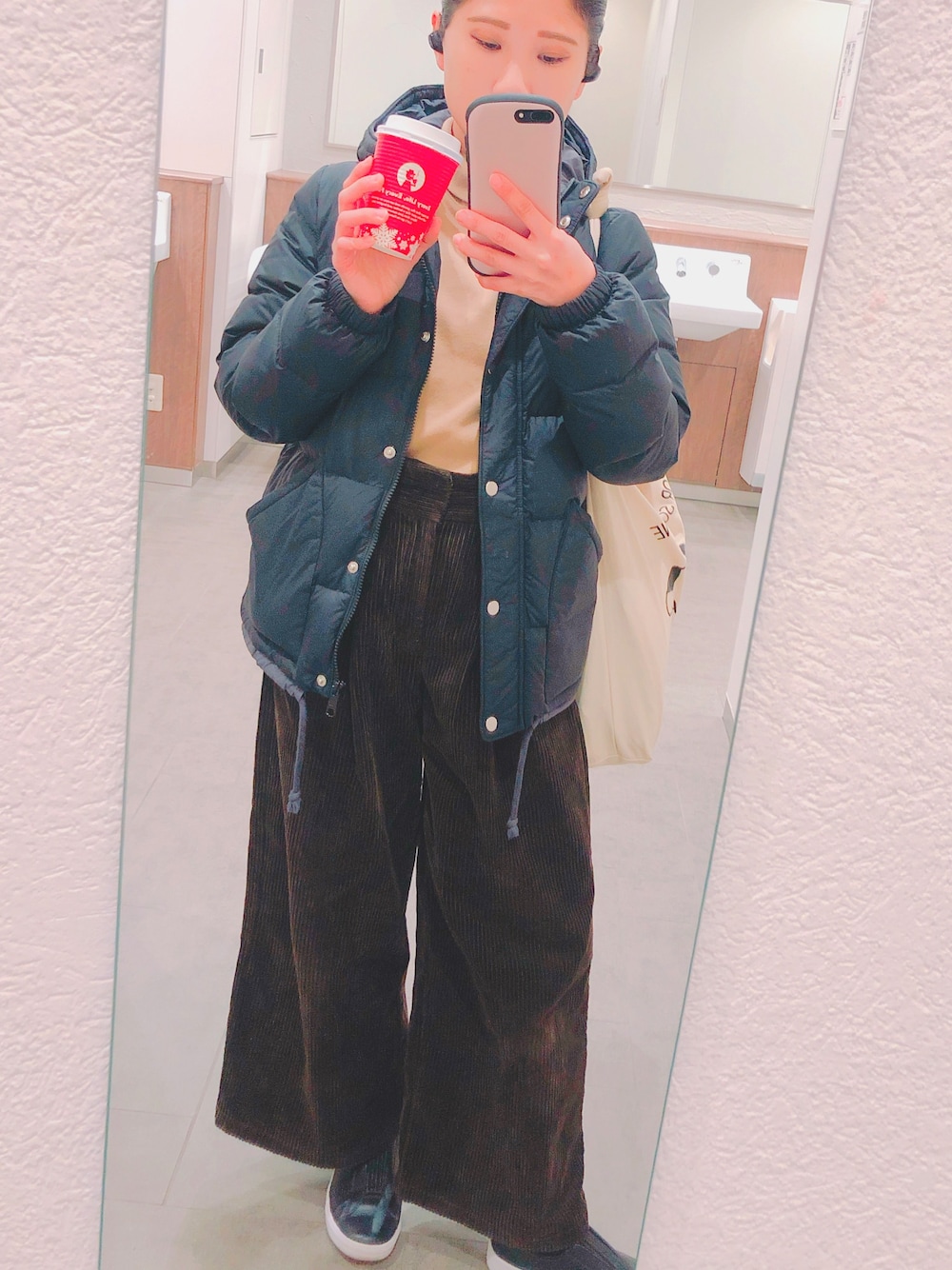 「低身長コーデ、今日のコーデ、Levi's、JEANASiS、GU、NIKE、仕事コーデ、ワイドパンツ」｜「Levi'sのアイテム（ダウンジャケット/コート、ブラック系）」を使った、rnさん（レディース・153cm）の冬コーディネートの1枚目の写真