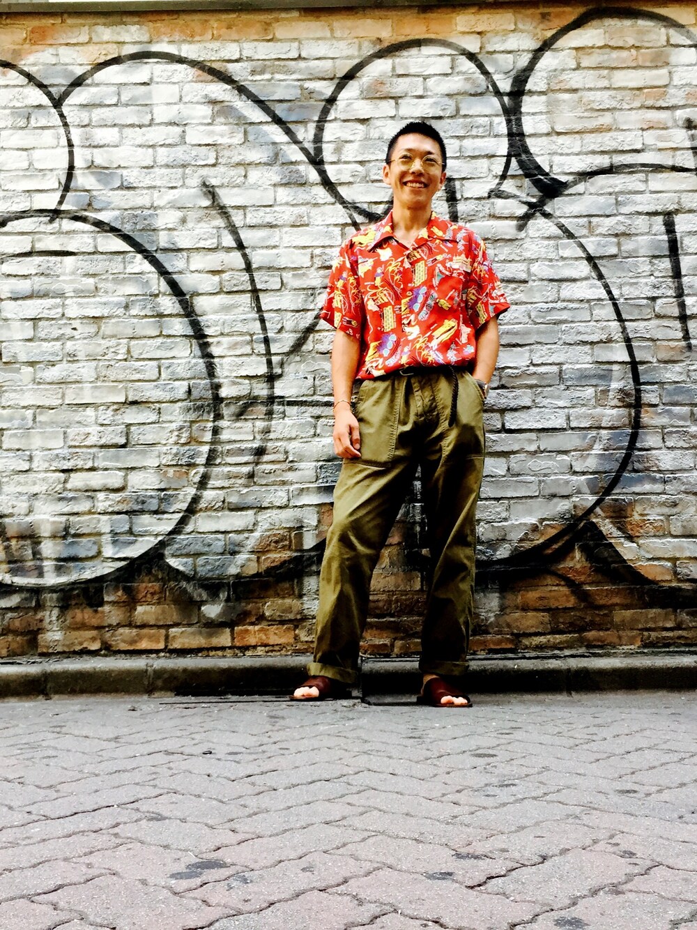 「東京、渋谷、夏コーデ、アロハシャツ、おしゃれさんと繋がりたい、メガネ男子」｜「SUN SURFのアイテム（その他トップス、レッド系）」を使った、oshinnさん（メンズ・166cm）の夏コーディネートの1枚目の写真