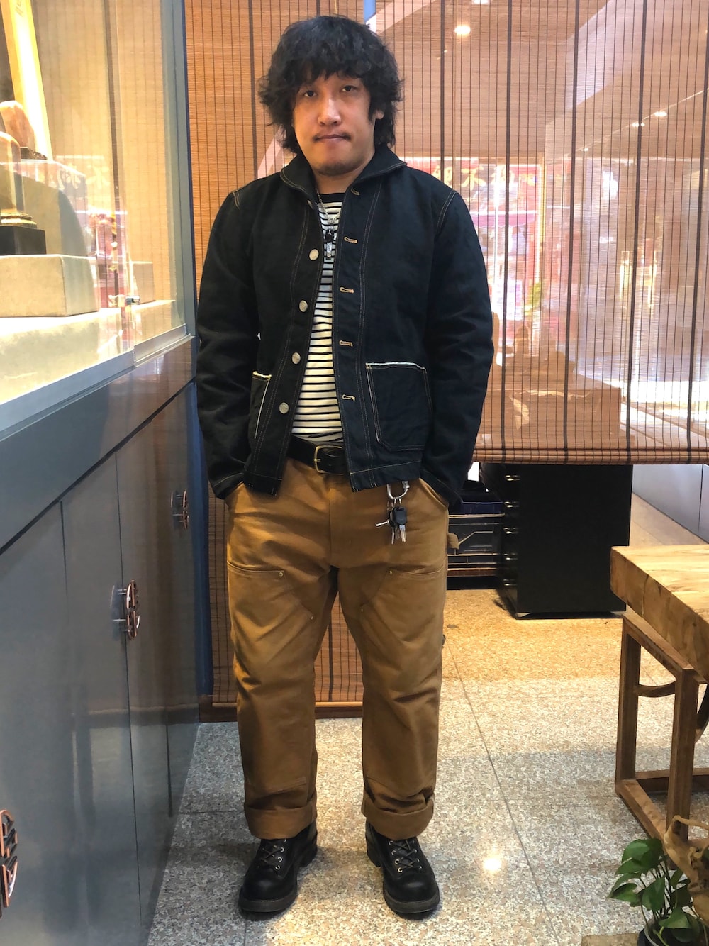 「SAMURAI JEANSのアイテム（デニムジャケット、ブラック系）」を使った、我是嘉奇さん（メンズ・167cm）の春コーディネートの1枚目の写真
