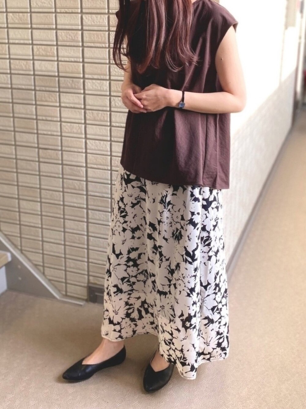 ホワイト系のスカート、ブラウン系のシャツ/ブラウス、ブラウン系のTシャツ/カットソーを着用したレディースの春コーディネートの1枚目の写真